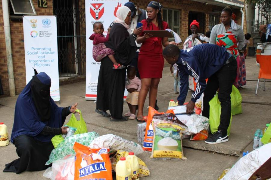 Volunteers distributing food parcels in KwaZulu-Natal